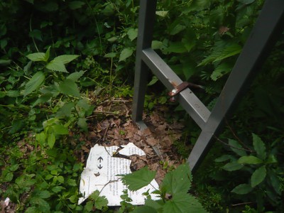 Zerstörte Infotafel auf dem jüdischen Friedhof Izbica, 2009