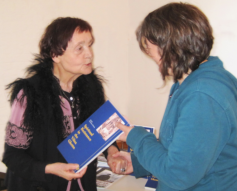 Rachel Kostanian bekommt im Mai 2014 in Berlin das Buch überreicht