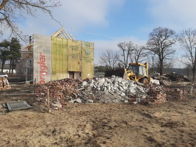 Blick auf die rückwärtige Hauswand des Kommandanturgebäudes, im Vordergrund die Überreste des Wirtschaftsgebäudes, Januar 2020