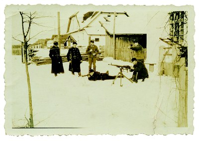 Trawniki bei demonstrativen Schießübungen im Hof der Kommandantur des Mordlagers Belzec. Frühjahr 1942