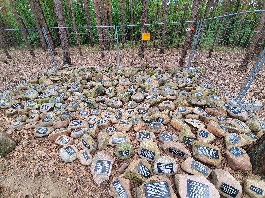 Sobibor, 14. September 2021. Die Gedenksteine der Allee an einem Ort gesammelt.